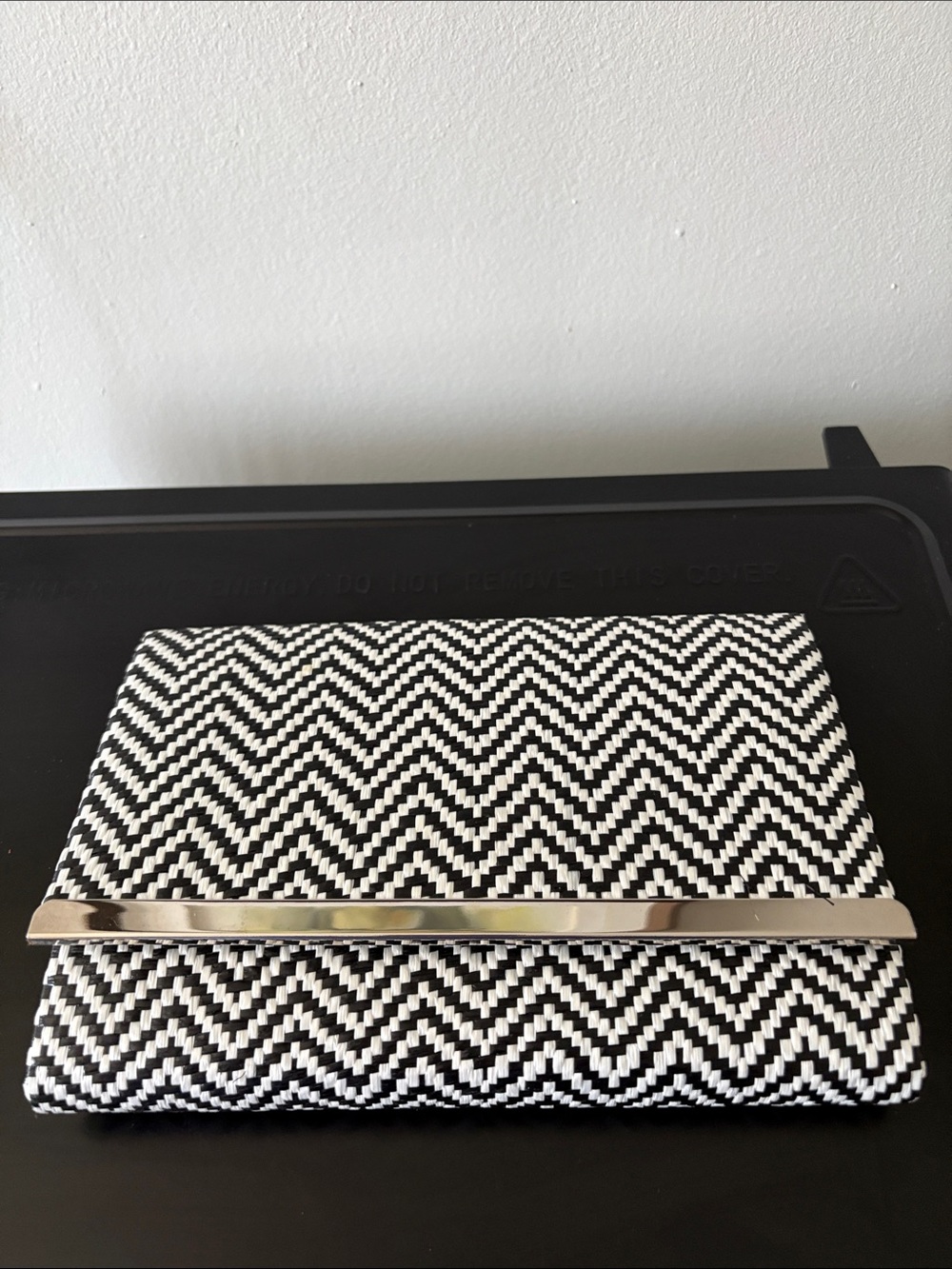 Forever 21 Black & White Woven Chevron  Clutch Shoulder Strap Bag Purse-Preused